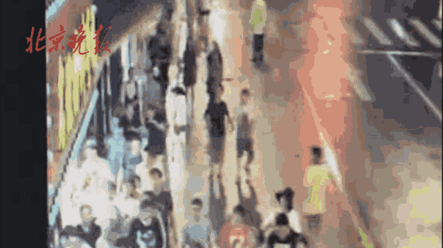 上海市南京西路上的一家店鋪廣告牌突然墜落，傷6人，3人搶救無(wú)效死亡