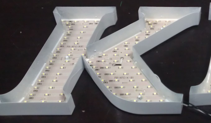 白天看是石頭晚上發(fā)光_亞克力發(fā)光字白天效果_亞克力發(fā)光字體