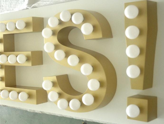 亞克力發(fā)光燈片圖片_亞克力正反面發(fā)光字_水晶字和亞克力吸塑發(fā)光字的區(qū)別