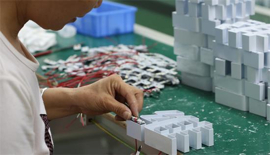 背發光字的制作方法_背發光字安裝方法_鋁塑板安裝沖孔字方法