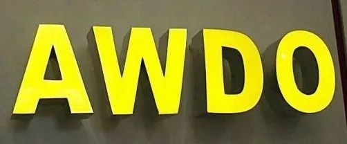 亞克力發(fā)光字是什么材質(zhì)_亞克力發(fā)光字和樹脂發(fā)光字哪個好_亞克力字和發(fā)光字哪個好看